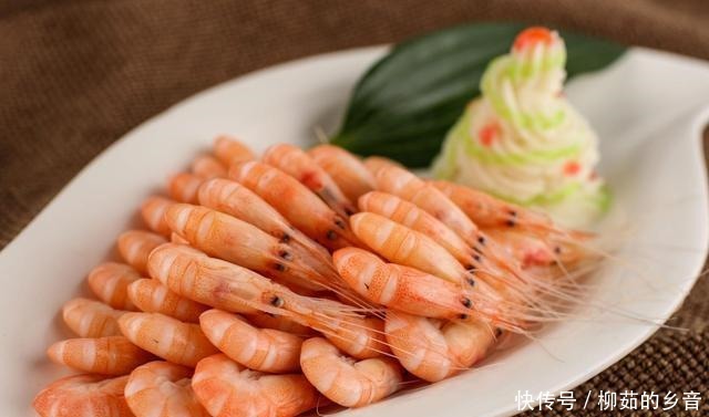 鲜香|煮虾时,只加生姜与食盐可不行,多加这“2样”,虾肉不腥更鲜香