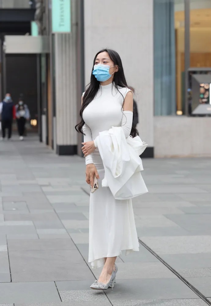 高跟鞋 白色修身长裙配高跟鞋气质优雅靓丽,凸显完美身材非常有女人味