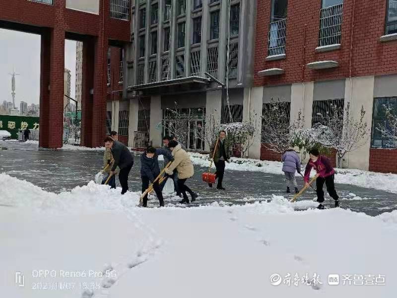 师生|东昌府区启明小学教职工提前清扫校园积雪，确保师生入校安全