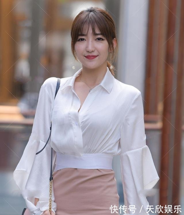 穿搭 初秋季节的职场穿搭,优雅白衬衫搭配开衩半身裙,时尚休闲有魅力!