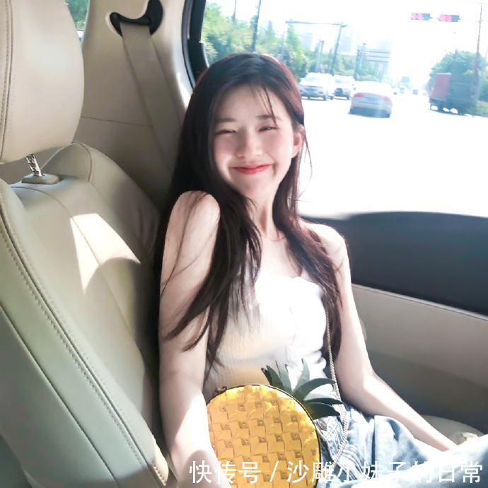 |幽默笑话:表弟开了一家小饭店。为了降低成本,他亲自下厨。