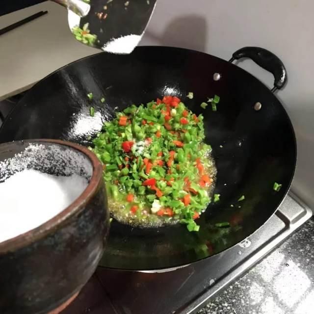 青椒炒鸡蛋，清香美味家常小炒