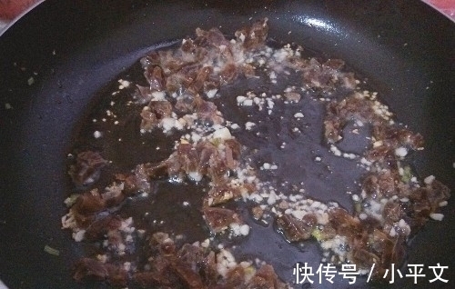 勺子|用勺子吃才过瘾的菜，三种食材，简单易做，鲜香味美，一盘不够吃