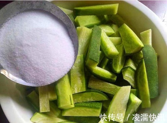 秋天的萝卜最鲜嫩，教你一招腌着吃，开胃又下饭，便宜又营养