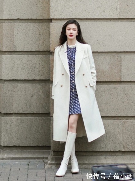 博主|大衣里面配什么才时髦?建议试试“大衣+连衣裙”,简约又撩人