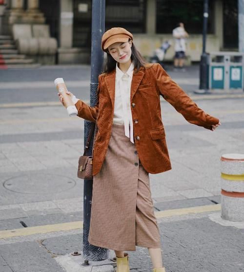 新年火了一种穿搭，叫“红大衣+裙子”，洋气显白，2021穿它准美