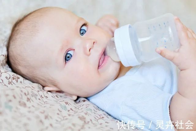 喝水|婴儿真的不需要喝水错,宝宝补水要“讲究”,喂水指南请收好