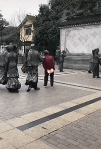 |搞笑GIF:女生喝多了什么都做的出来,她最后那几下是什么意思?