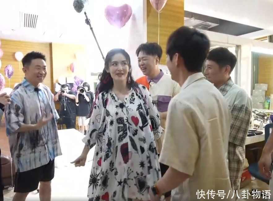 好壞|謝娜產(chǎn)后回歸《快本》錄制，與趙麗穎同框互動體現(xiàn)感情好壞