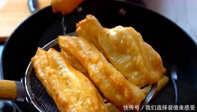 原来炸油条如此简单,不放泡打粉,油条照样蓬松酥脆,外酥里嫩