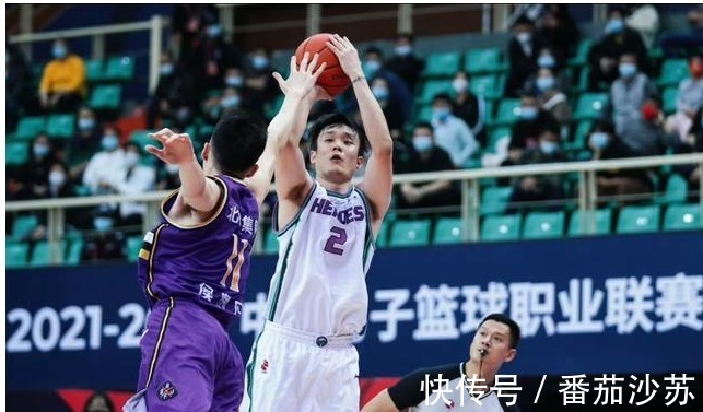 山东队|强烈不满,键时刻错判,丁彦雨航2次冲裁判暴怒,反被吹违体