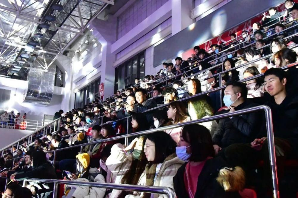 冬天的第二场雪和今晚的校园歌手大赛更配噢～