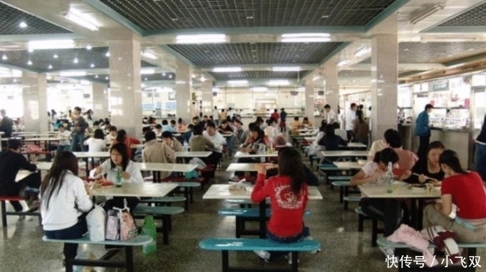 阿姨|女生打饭手机付款,转身举报食堂,阿姨被罚2万,奖励自己2千