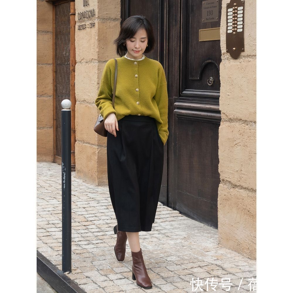 穿搭 今年火了一种穿搭,叫“针织衫+半身裙”,不仅知性而且超有气质