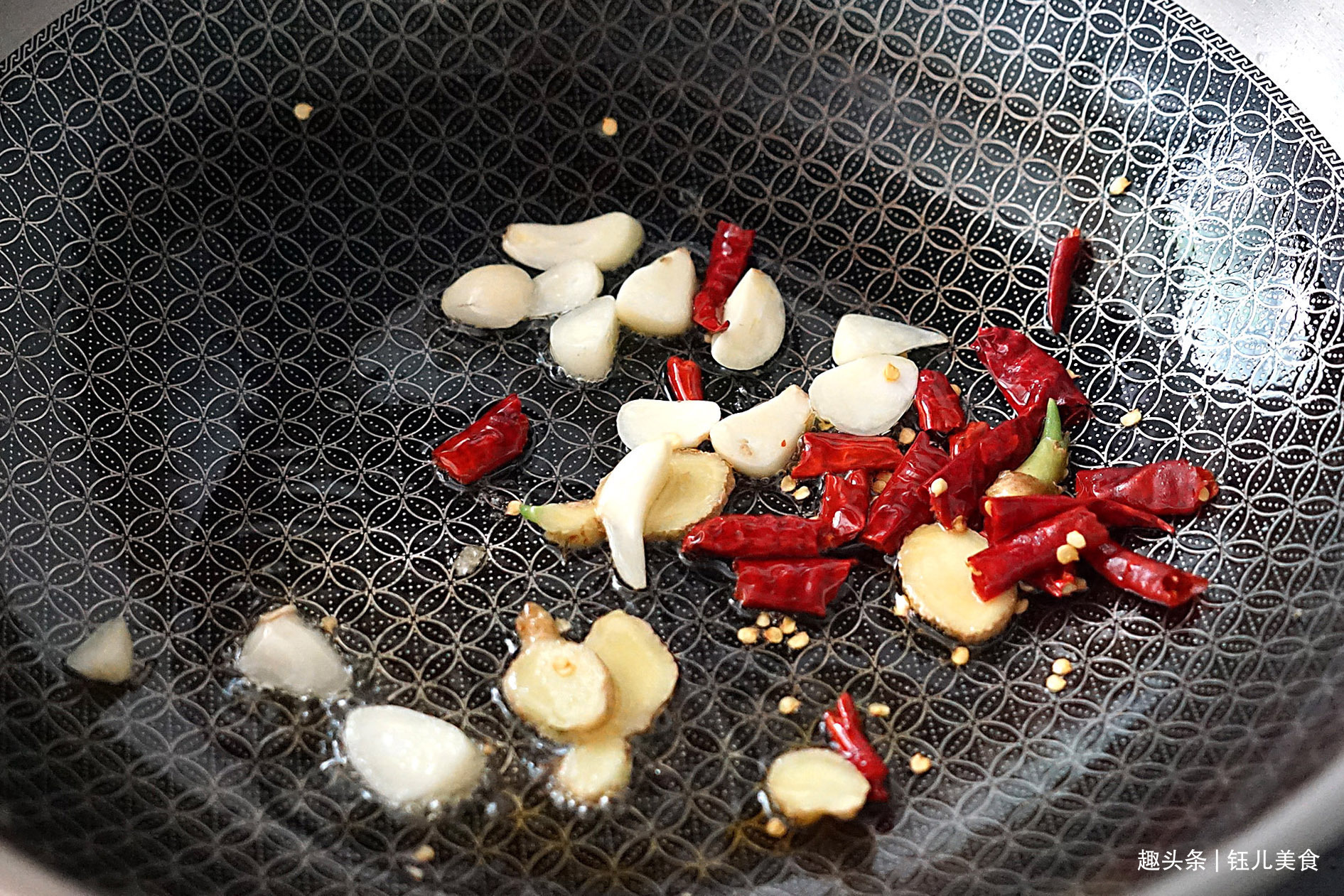 入秋后,螃蟹此做法太实用了,不油炸不清蒸,味道鲜美还不掉蟹脚!