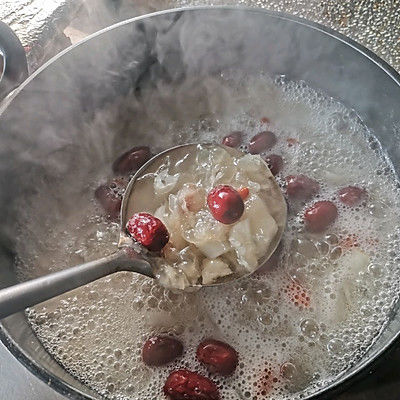 银耳百合炖雪梨