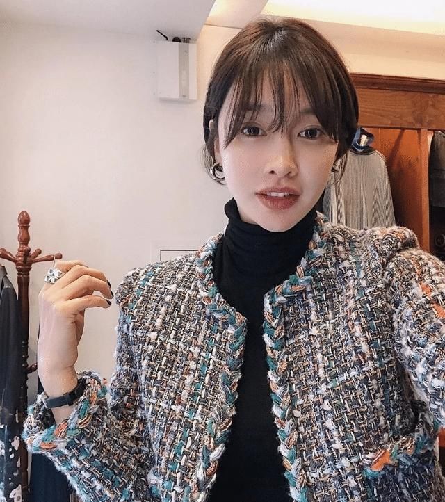 ?最近火了一种穿法叫：“小香风外套+裙子”，时髦高级还显瘦