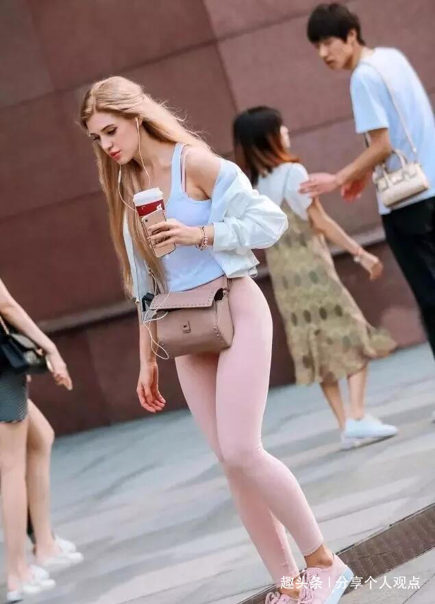 身材 国外妹子的打底裤穿搭太吸引人,路过的小哥哥时不时的回头望着她
