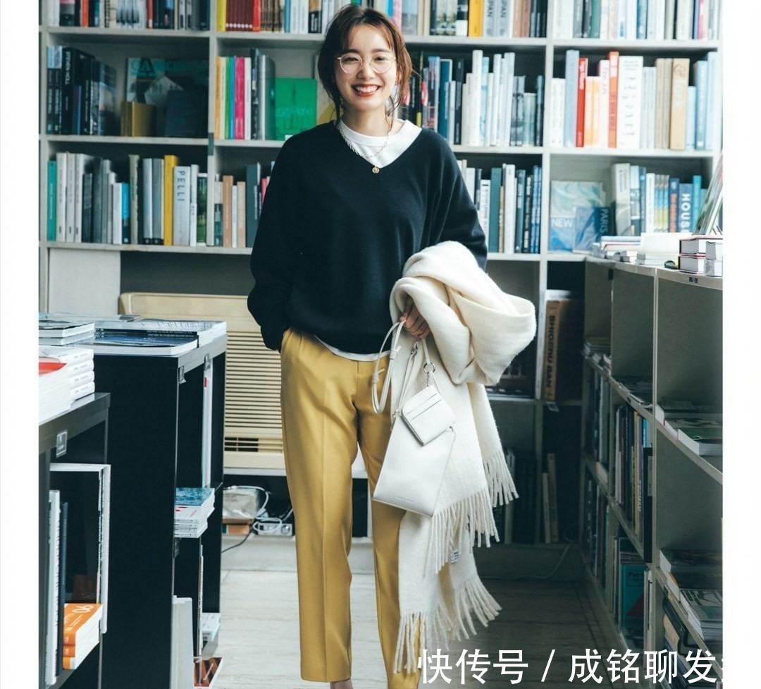 蕾丝|女人到了四十多岁,穿衣按照“上下法则”来搭配,高级体面又减龄