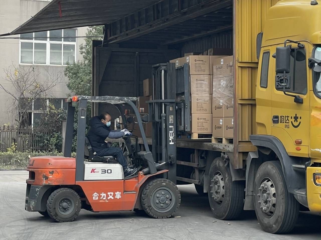 上海金山|“国际国内的物流就都通了！”北仑企业生产发货忙