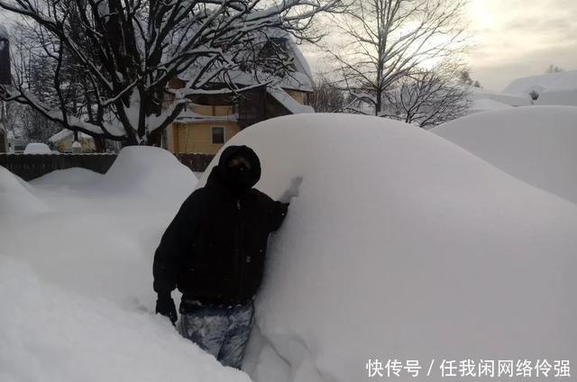 纽约州天降暴雪足足一米厚！车和房全都被埋了，只剩白茫茫！