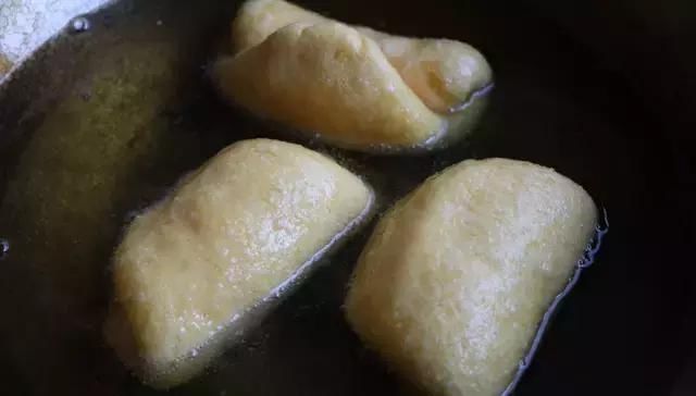 面食新吃法,比面包简单,比油条好吃,我家隔三差五就做,太香了