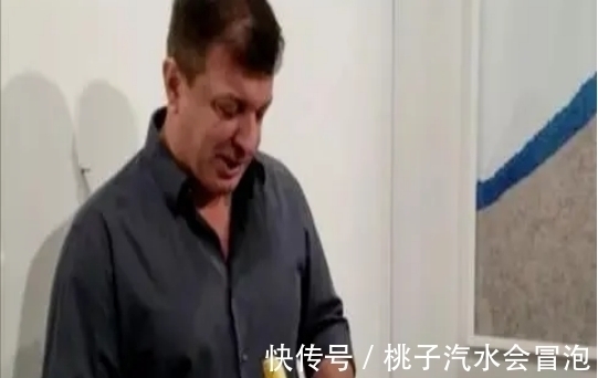 莫瑞吉奥·卡兰特$价值85万的艺术香蕉,展览时被1游客意外吃掉,最终结局怎样?