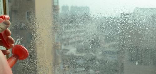 擦玻璃别用水了,教你用一秘招,擦完的玻璃光亮如新,方法太棒了