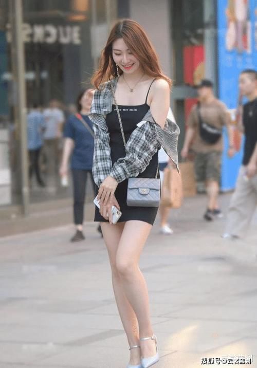  女士在穿搭中会有什么奇思妙想？吊带裙搭配衬衣，非常新颖洒脱
