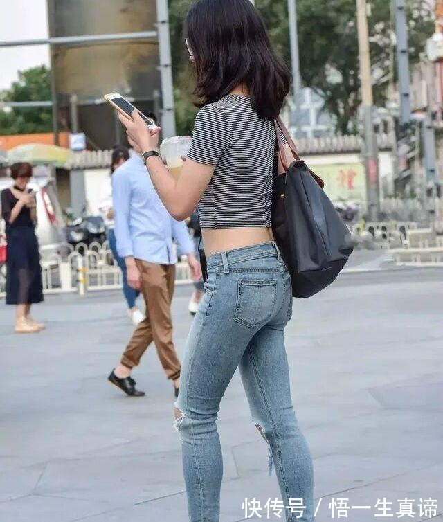 美女 想要个性还是选择“破洞裤”,时尚修身,轻松穿上有高级感!