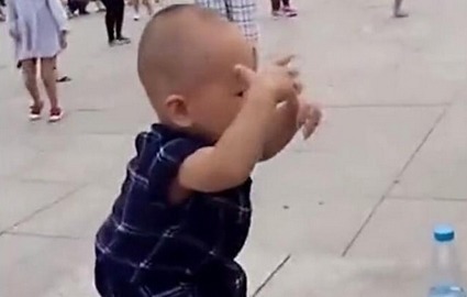 孙子|奶奶带着2岁孙子去广场,宝妈出差回来看到后,被孩子的动作逗乐