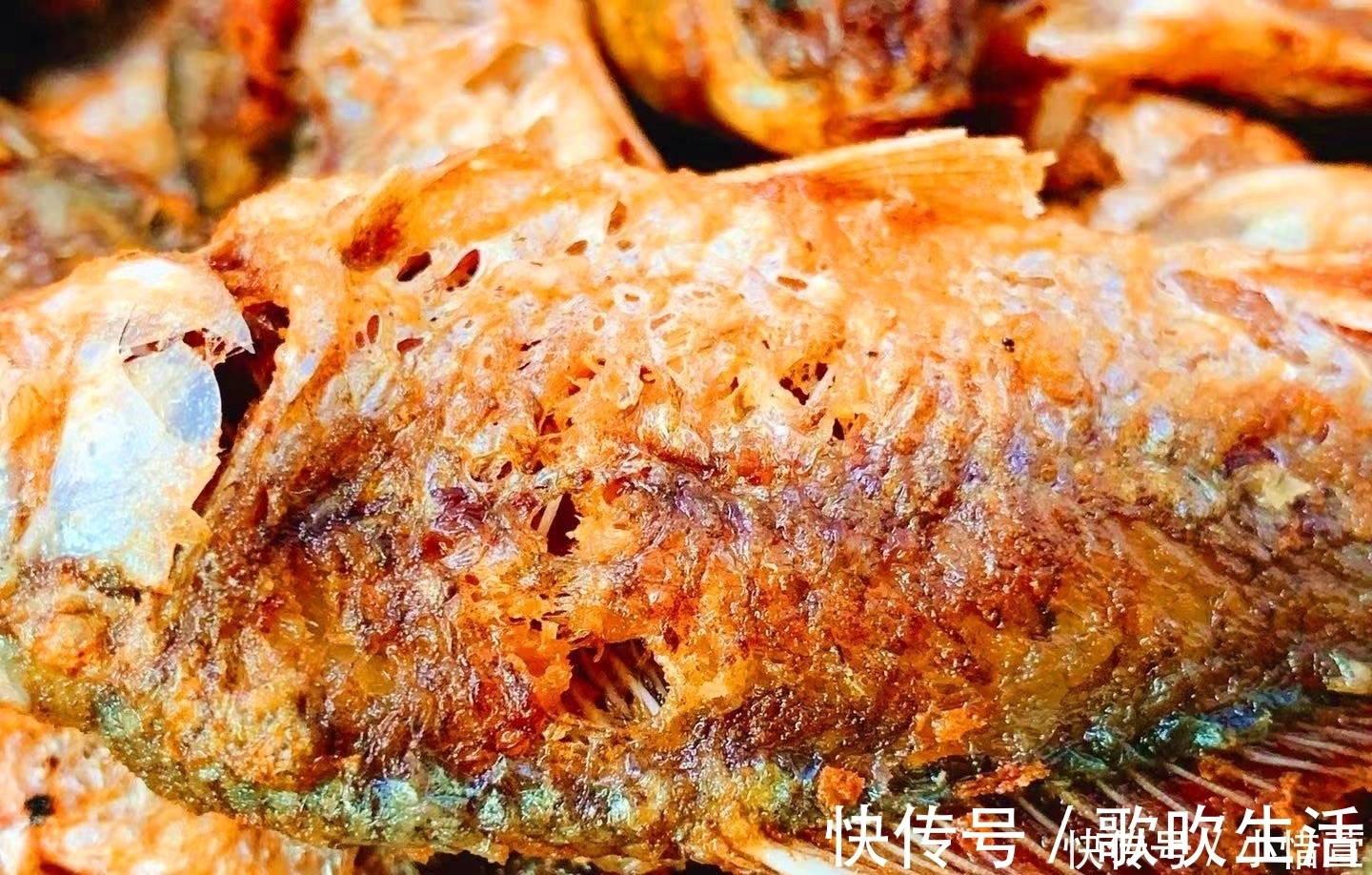 面粉|炸鲫鱼时,用面粉还是淀粉?大厨教您一招,鲫鱼外酥里嫩,真香
