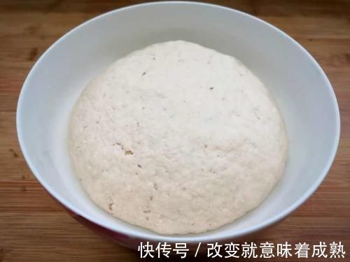 最近儿子迷上这个早餐，比面包口感松软，满满都是料，特好吃