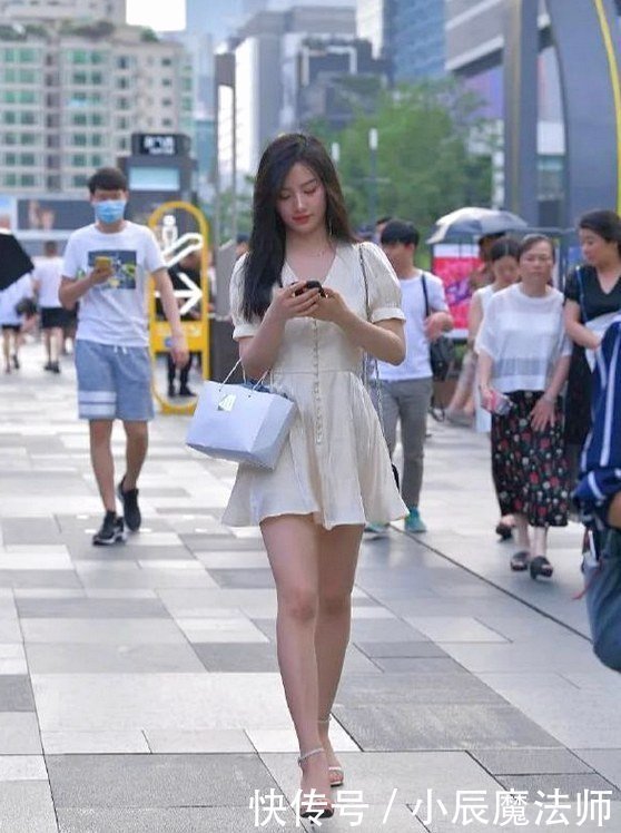 百褶裙摆的连衣裙搭配V领设计,显得越漂亮