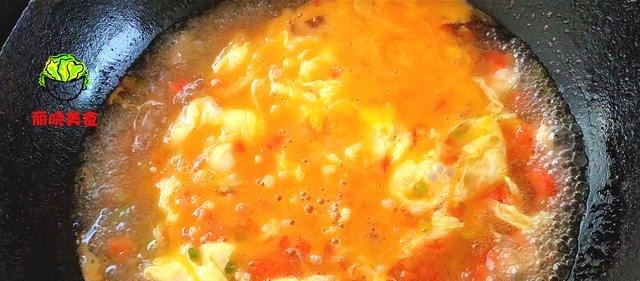 做鸡蛋汤时,不要再直接倒入鸡蛋了,教你一妙招,好喝到停不下嘴