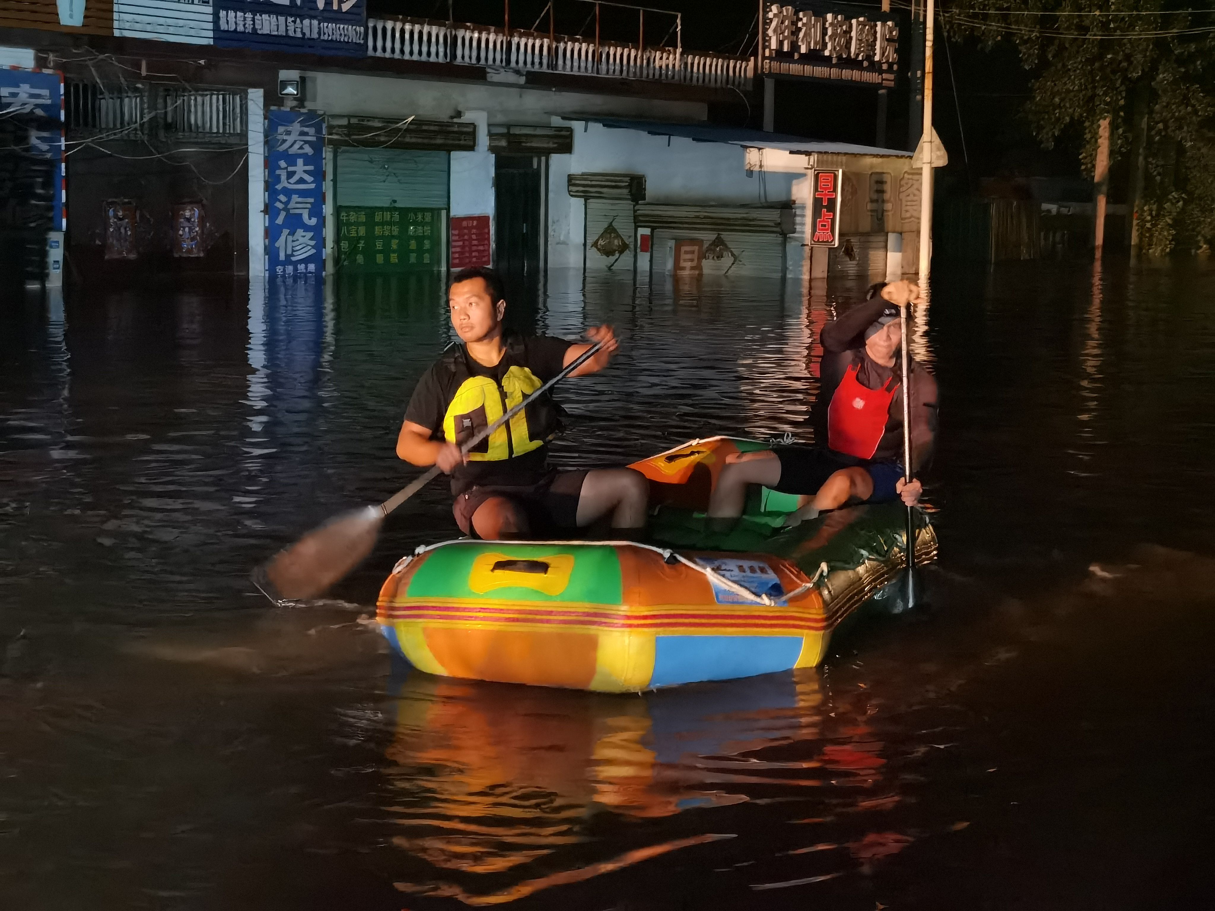 凡人亦英雄：暴雨中他们披上“雨衣战袍”逆行而上……|新闻背后的故事| 逆行