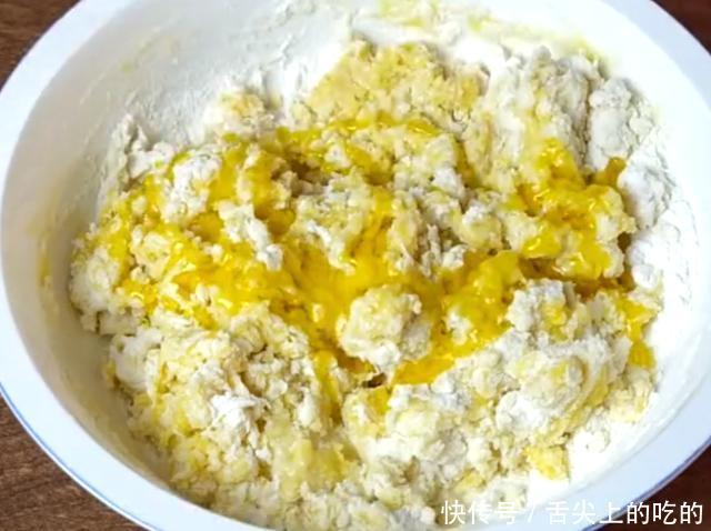 1斤面粉加4个鸡蛋,你最想不到的做法,比馒头简单,比馅饼好吃