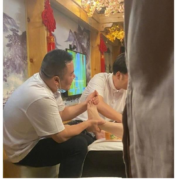 澡堂|岳云鹏杜海涛参加综艺节目，当众给澡堂客人捏脚，小岳岳徒手上阵