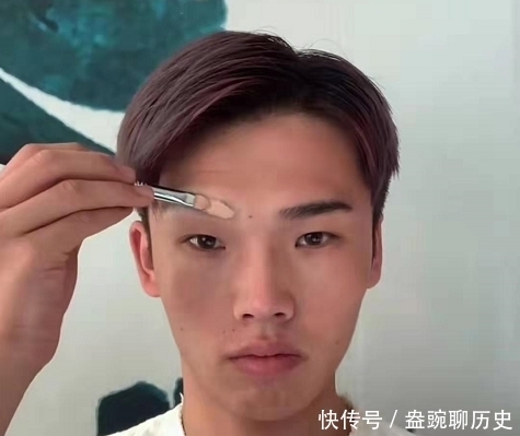 高中生仿妆“白纳谦”,本以为会很丑,看到最后:是个“狼人”!