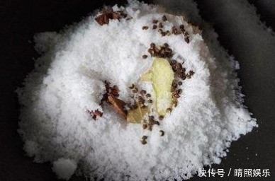 腌腊鱼,别直接抹盐!大厨教你2招,鱼肉鲜香入味,放再久不变质