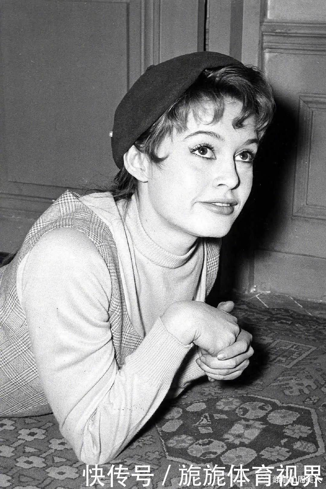 女人|女人50岁以后,春天少穿运动鞋,瞧三木妈妈这样穿,优雅显气质