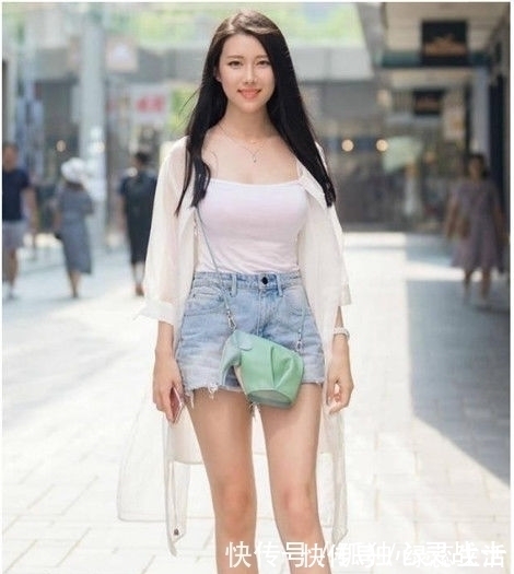 吊带|街拍：娇小玲珑的美女，身穿吊带搭配牛仔热裤，尽显女神风采
