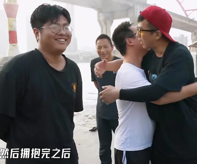 邓超与农民工扳手腕，比赛结束一个动作惹怒网友：嫌弃就别玩