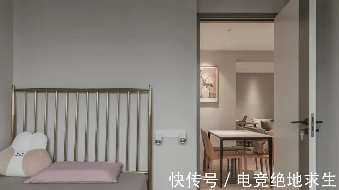 收纳|80㎡现代简约小两居，复古绿+胡桃木格调满满，独立衣帽间超实用