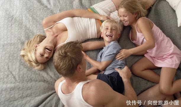 买菜|妈妈去买菜,5岁哥哥主动要照顾妹妹,回家后却发现哥哥嚎啕大哭