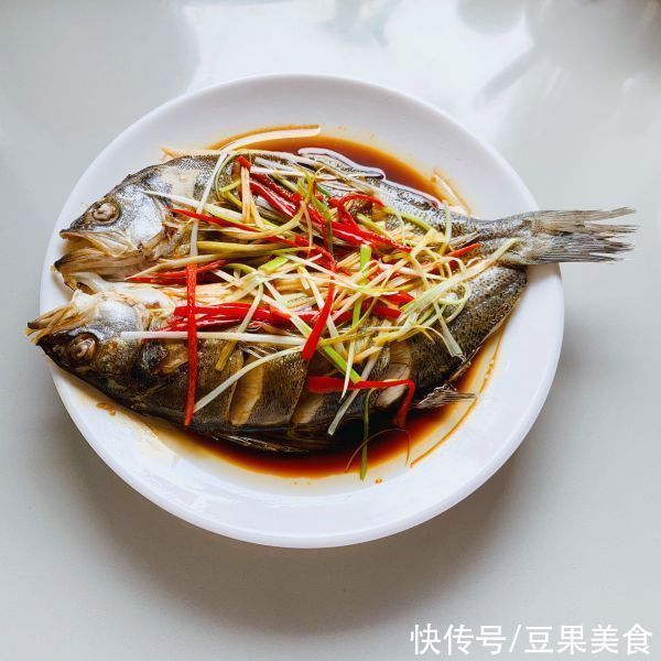 低调|学会这道清蒸海鲈鱼，想低调都不行