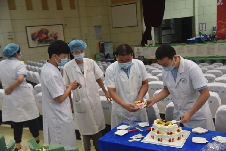 中国医师节|彭李街道:暖心蛋糕 爱心鲜花 向坚守疫苗接种一线的医师们祝贺节日