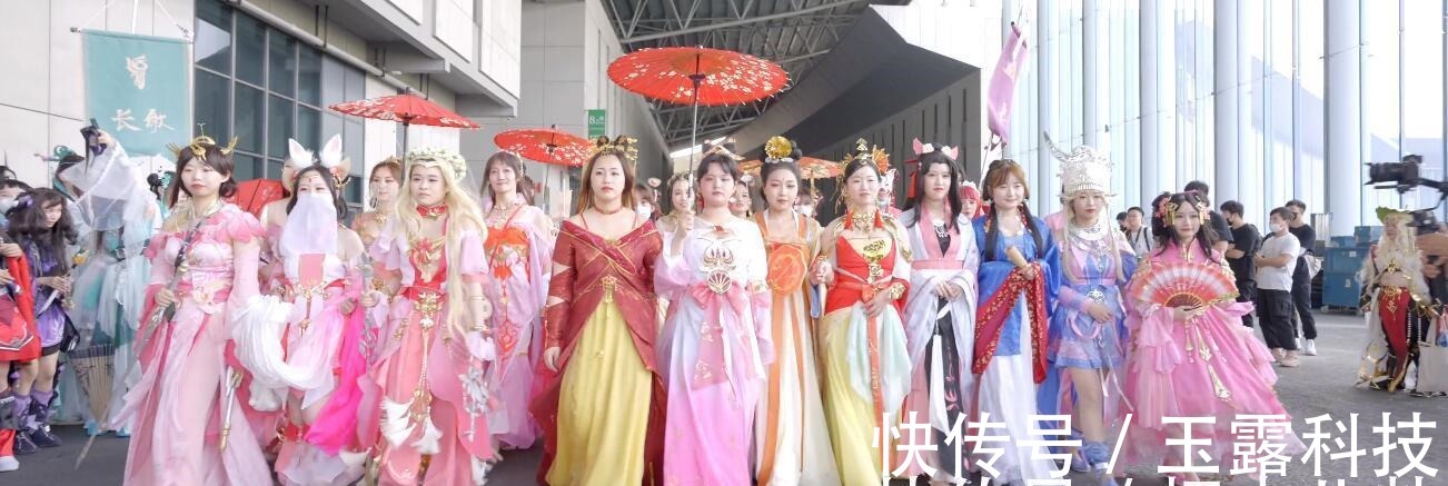 小哥哥|剑网三怀旧服已Coser成堆,数百人同台表演,漫展变古装T台秀