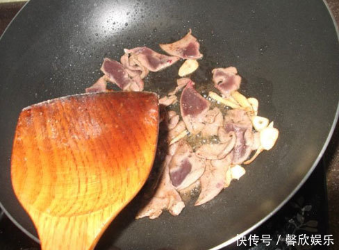 你还在爆炒猪肝吗简单教你几步,就可做出滑嫩入味不膻气的猪肝
