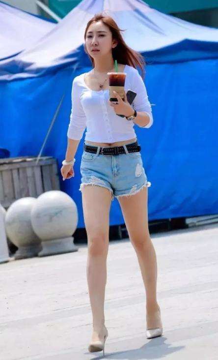 秋天怎么展现时尚街头美女的不同穿搭,秀出不一样的保暖与高雅